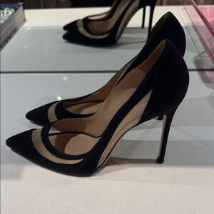 Gianvito Rossi Elegant Black and Cream Heels